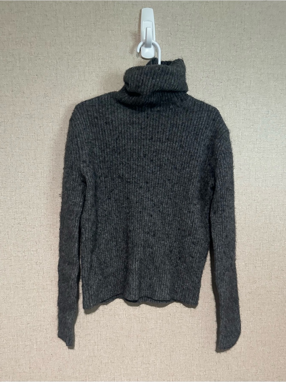 Neiman Marcus Medium Charcoal Ribbed Cashmere Turtleneck Sweater